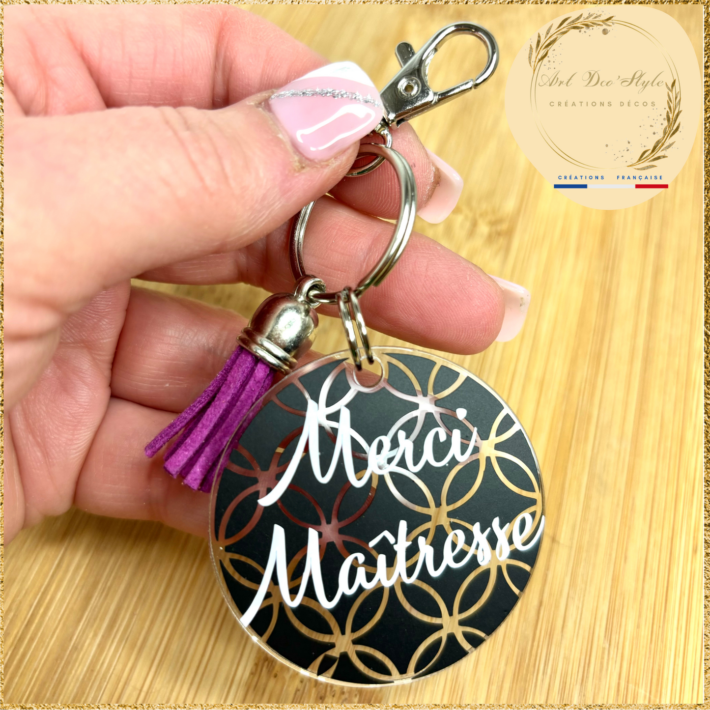 porte clés rond pompon en acrylique transparent personnalisé