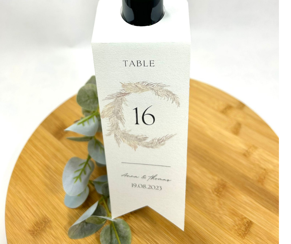 La décoration de la bouteille de vin est assortie à votre thème .Les étiquettes des bouteilles de vin sont personnalisables