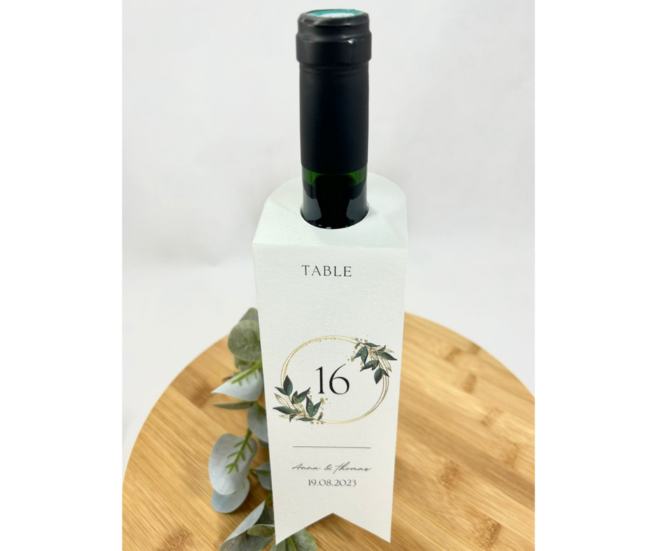 La décoration de la bouteille de vin est assortie à votre thème .Les étiquettes des bouteilles de vin sont personnalisables