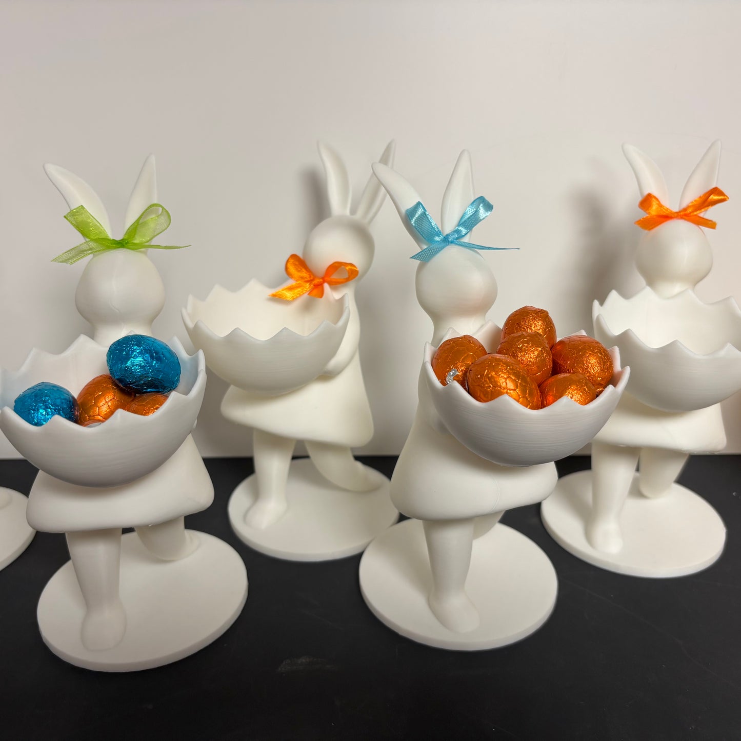 lapine servante d’œuf de Pâques, impression 3D, PLA, figurine lapin, décoration de Pâques, porte-œuf, accessoire table Pâques, œuf non fourni, cadeau de Pâques, objet déco imprimé 3D, lapin de Pâques, chasse aux œufs, décoration maison, cadeau enfant, cadeau adulte, idée cadeau Pâques, écologique, biodégradable, artisanat, création originale, design, mignon, coloré.