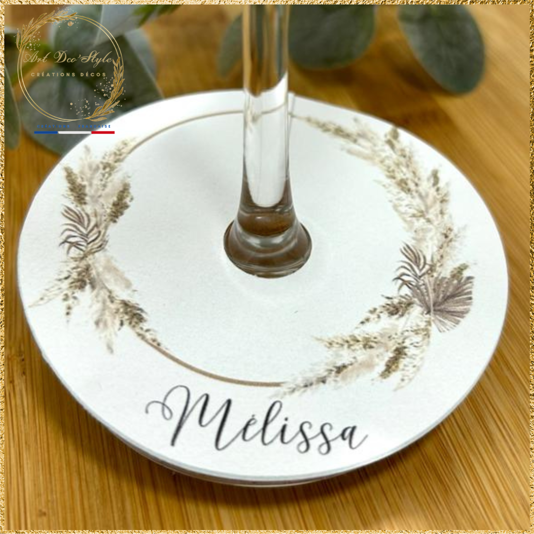 La décoration des verres apportent une touche originale et fonctionnelle.Elle s'associera à votre thème et servira de repère marque place pour vos convives.