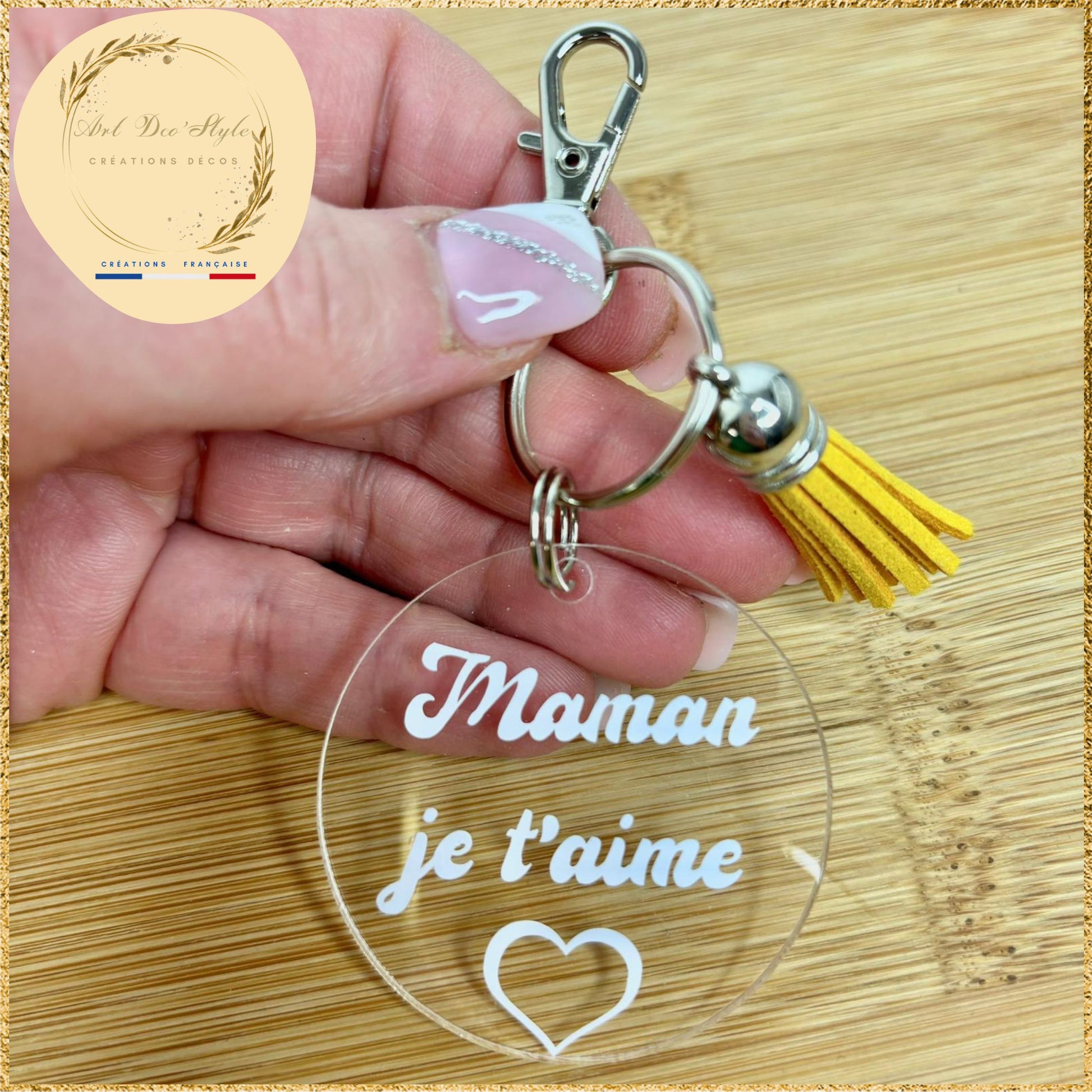 Rendez le porte-clés de votre maman encore plus spécial en ajoutant une breloque personnalisée que ce soit pour offrir pour la fête des mères, ou tout autre occasion, le porte clé fait parti des meilleurs porte clés tendance.