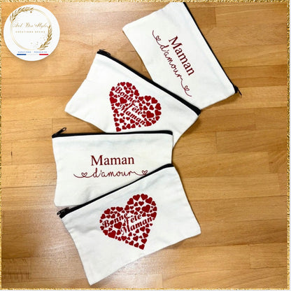Cadeau personnalisé pour maman, cette trousse peut être gravée ou floquée avec un message doux, une citation, un prénom ou un mot d’amour. Son design élégant et printanier en fait une idée cadeau fête des mères originale et tendance. Pratique, résistante et écologique, elle se glisse facilement dans un sac à main ou une valise.