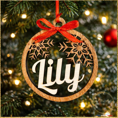 Boule de noël personnalisée en bois avec prénom pour premier Noël bébé
