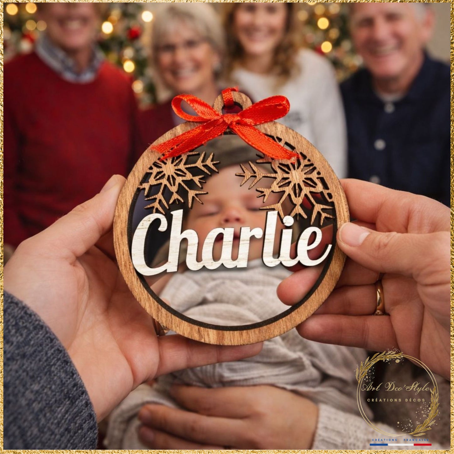 boule de noël personnalisée en bois avec prénom accrochée sur un sapin