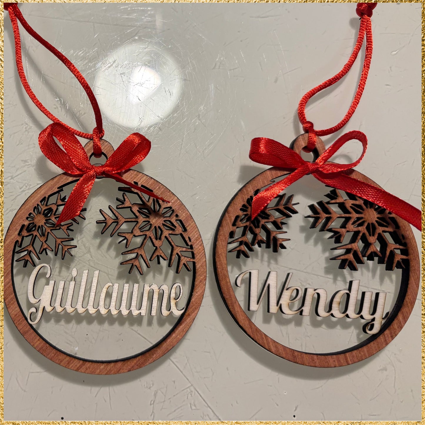 Boule de Noël personnalisée en bois avec prénom