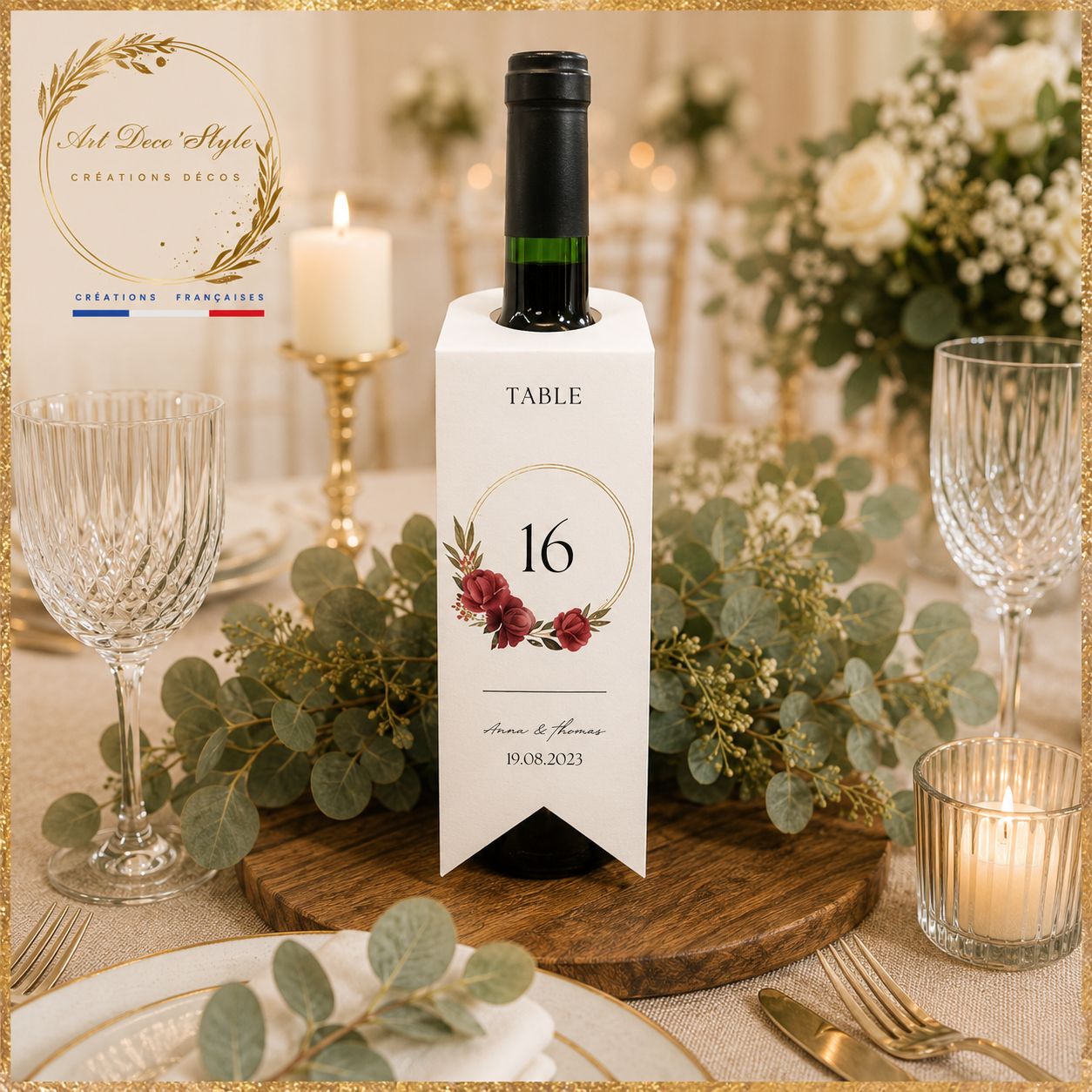 Étiquette personnalisée pour bouteille de vin de mariage avec motif assorti au thème de la réception, numéro de table, prénoms des mariés et date du mariage élégamment imprimés.