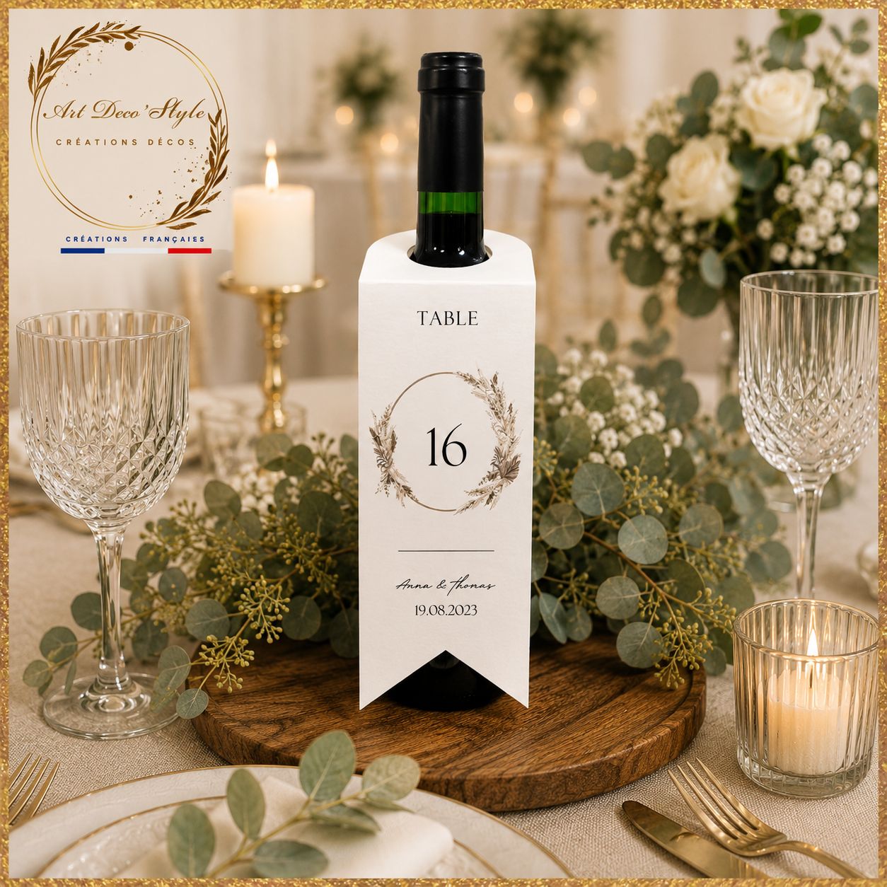 Étiquette personnalisée pour bouteille de vin de mariage avec motif assorti au thème de la réception, numéro de table, prénoms des mariés et date du mariage élégamment imprimés.