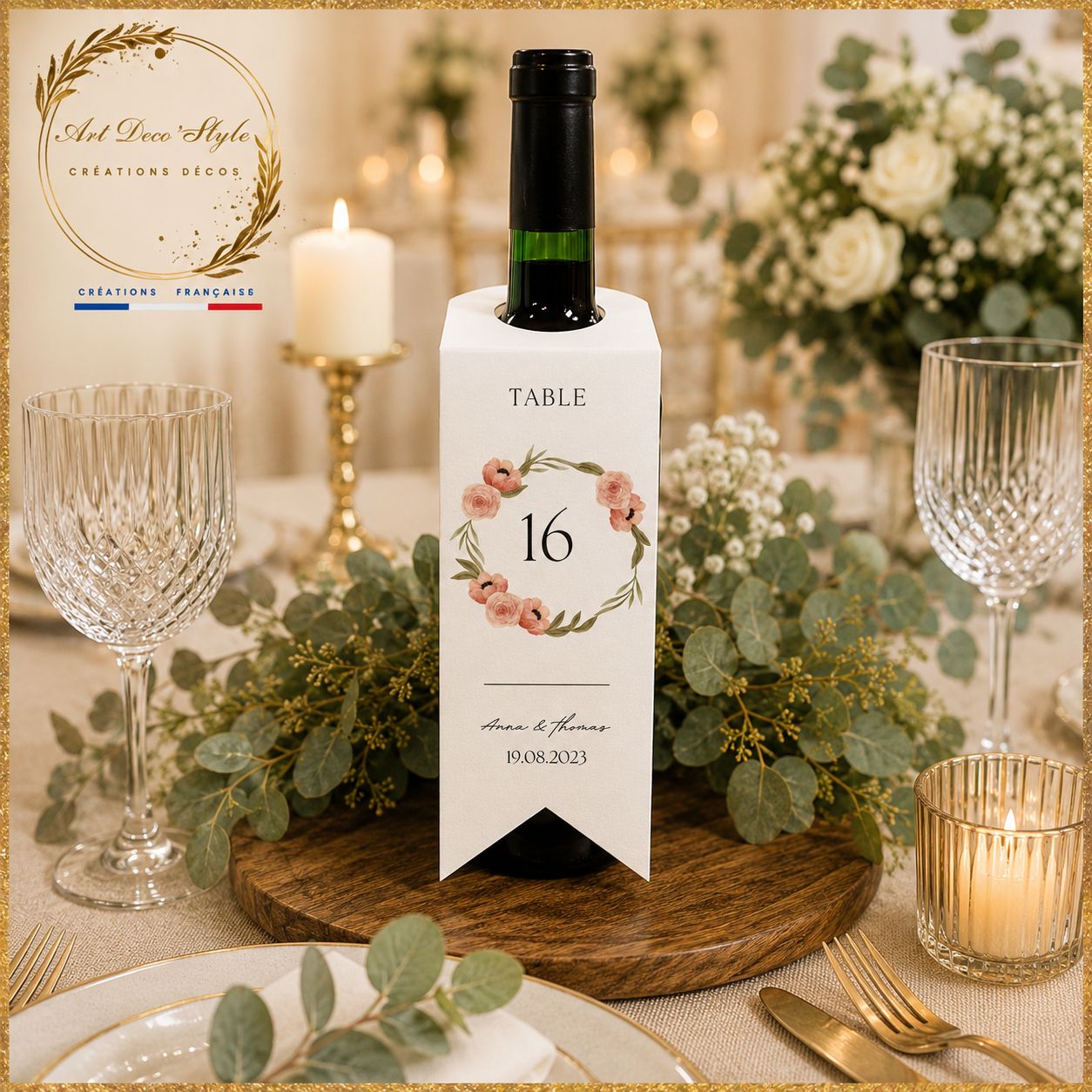 Étiquette personnalisée pour bouteille de vin de mariage avec motif assorti au thème de la réception, numéro de table, prénoms des mariés et date du mariage élégamment imprimés.