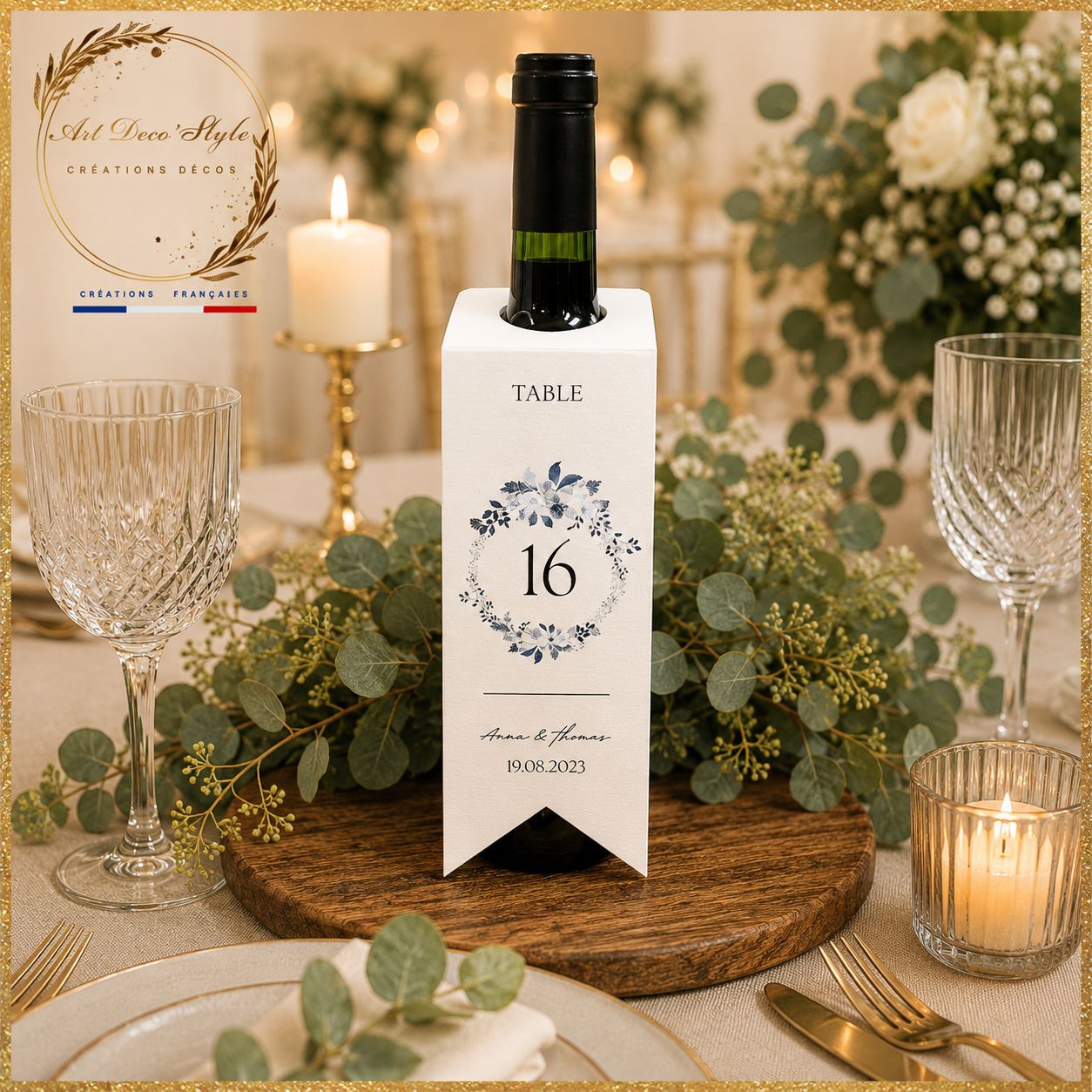 Étiquette personnalisée pour bouteille de vin de mariage avec motif assorti au thème de la réception, numéro de table, prénoms des mariés et date du mariage élégamment imprimés.