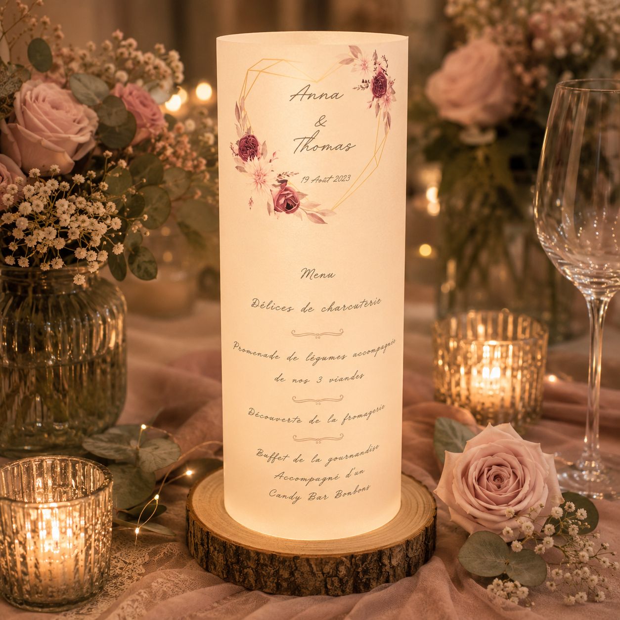 ⁠Décoration de table mariage avec menu lumineux
