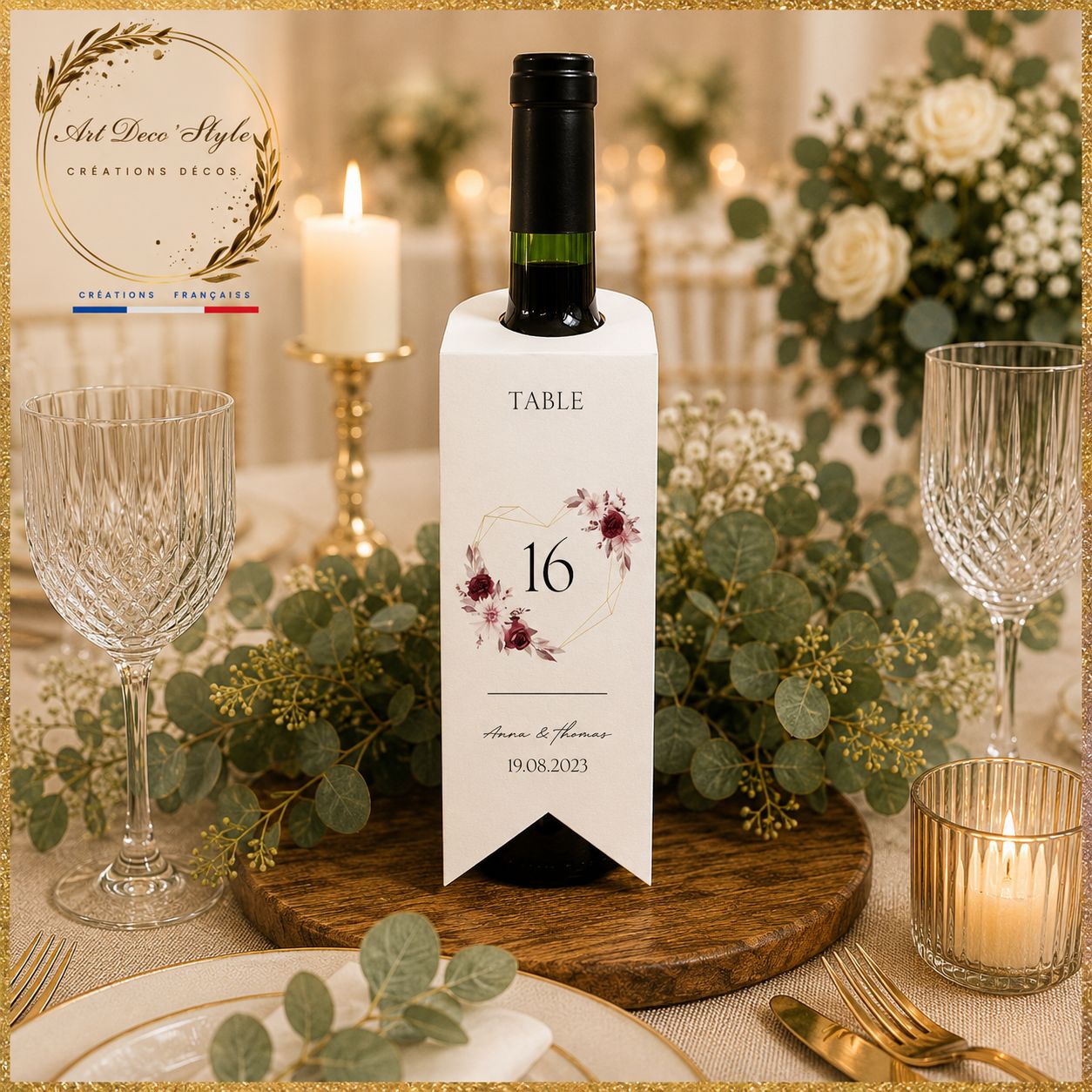 Étiquette personnalisée pour bouteille de vin de mariage avec motif assorti au thème de la réception, numéro de table, prénoms des mariés et date du mariage élégamment imprimés.
