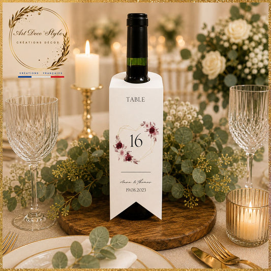 Étiquette personnalisée pour bouteille de vin de mariage avec motif assorti au thème de la réception, numéro de table, prénoms des mariés et date du mariage élégamment imprimés.