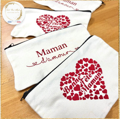 Cadeau personnalisé pour maman, cette trousse peut être gravée ou floquée avec un message doux, une citation, un prénom ou un mot d’amour. Son design élégant et printanier en fait une idée cadeau fête des mères originale et tendance. Pratique, résistante et écologique, elle se glisse facilement dans un sac à main ou une valise.